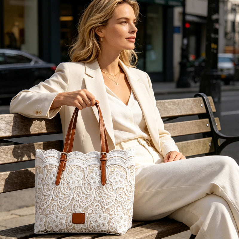 Sac fourre-tout spacieux blanc en dentelle vintage, avec poignées en cuir PU, idéal pour femme.