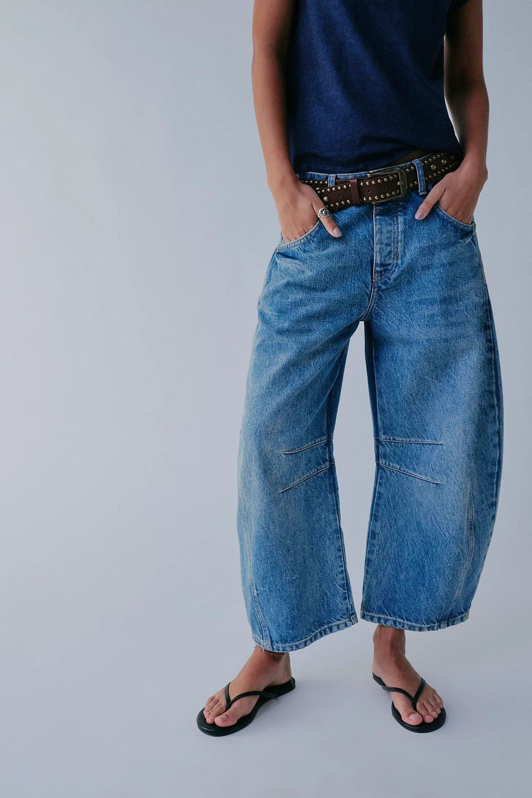 Pantalon femme: jean taille moyenne, coupe ample décontractée pour l'été.