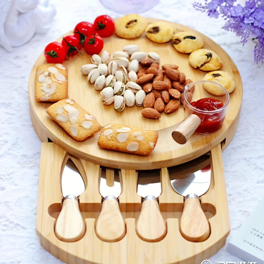 Set de 4 couteaux à fromage en inox parfaitement intégrés à la planche de service en bambou. Pratique et chic.
