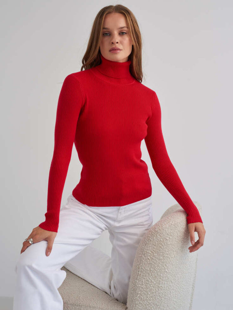 Pull élégant col roulé pour femme. Manches longues, coupe raffinée pour un confort optimal en hiver.