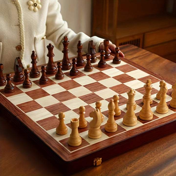 Détail du jeu d'échecs en bois de noyer. Pièces lestées au design classique pour jeu de stratégie tactique.