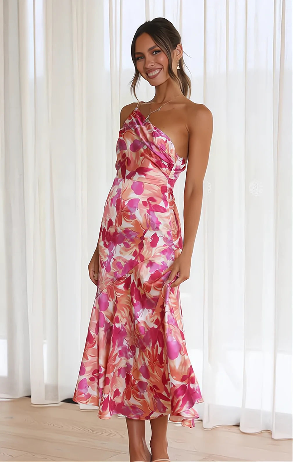 Robe fleurie longue femme fluide. Motif floral délicat, confortable et élégante pour les beaux jours d'été.