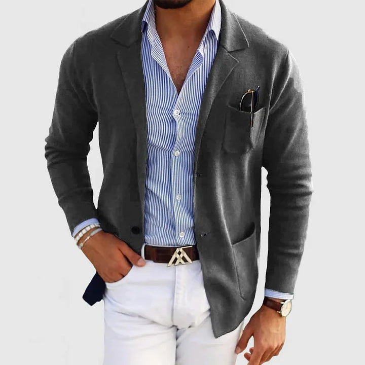 Élégant blazer homme vert forêt, parfait pour compléter une tenue mode, décontractée ou de bureau.