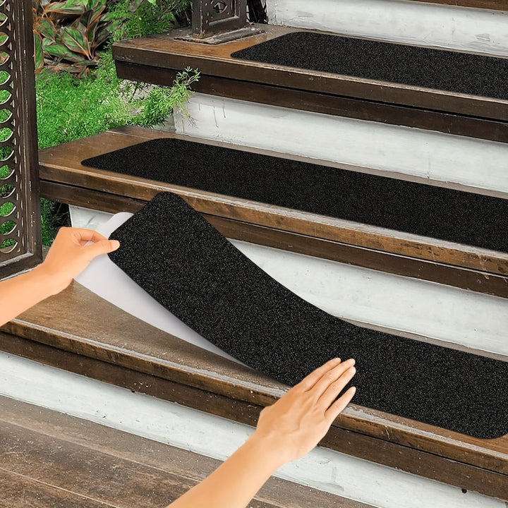 Bandes antidérapantes noires extra-adhérentes pour sécuriser escaliers intérieurs et extérieurs, prévenant les chutes.