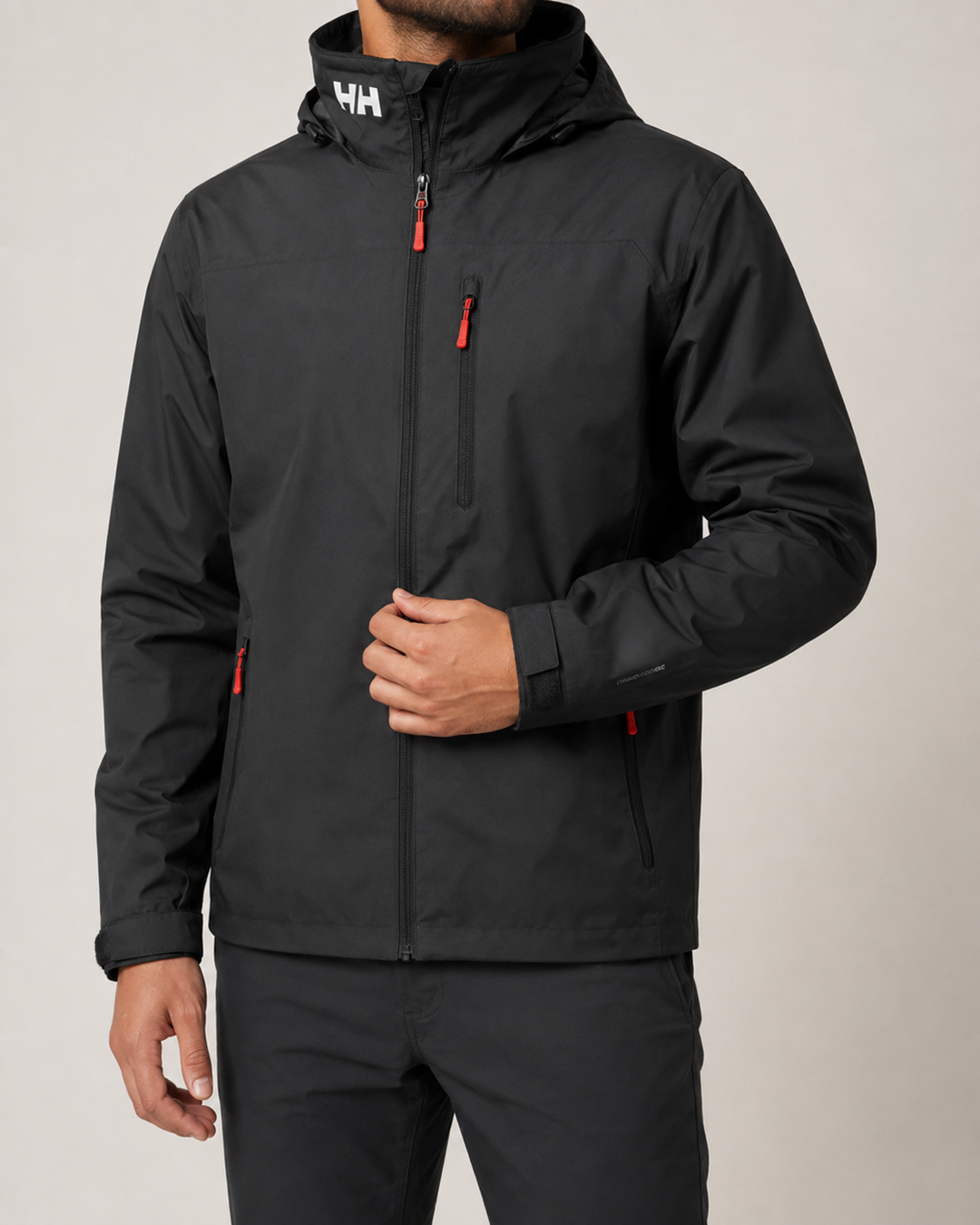Veste imperméable homme noire à capuche, idéale pour la randonnée urbaine et la protection contre la pluie d'automne.