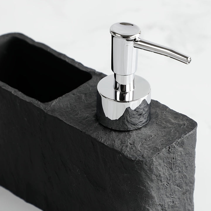 Distributeur de savon liquide vaisselle en pierre avec support éponge, idéal pour un rangement optimisé dans la cuisine.