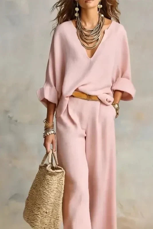 Mode printemps été: ensemble femme fluide col V et pantalon large. Tendance chic décontracté.
