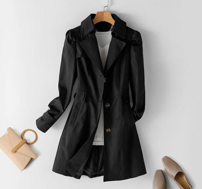Trench-coat femme intemporel et élégant à boutonnage. Imperméable classique pour printemps, automne et la vie urbaine.