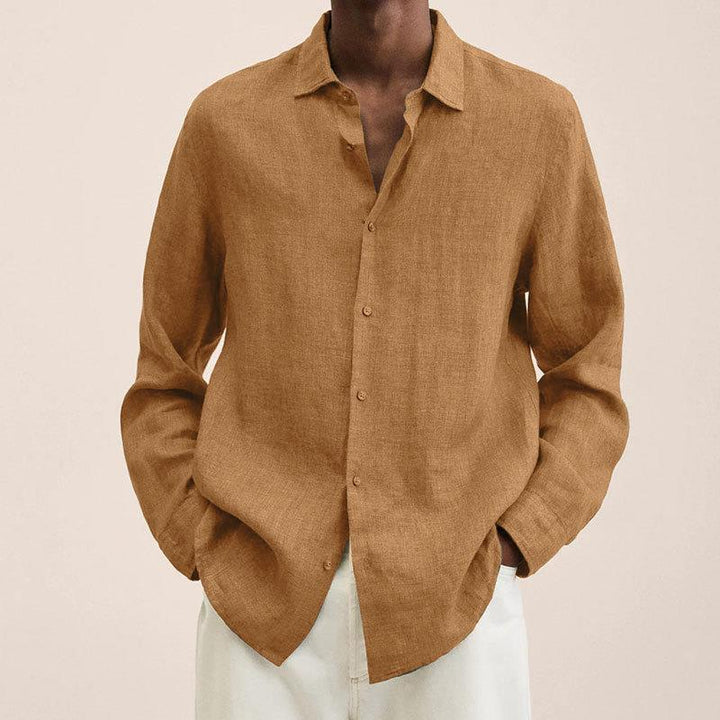 Détail col chemise homme classique à manches longues, tissu de qualité et finitions élégantes.