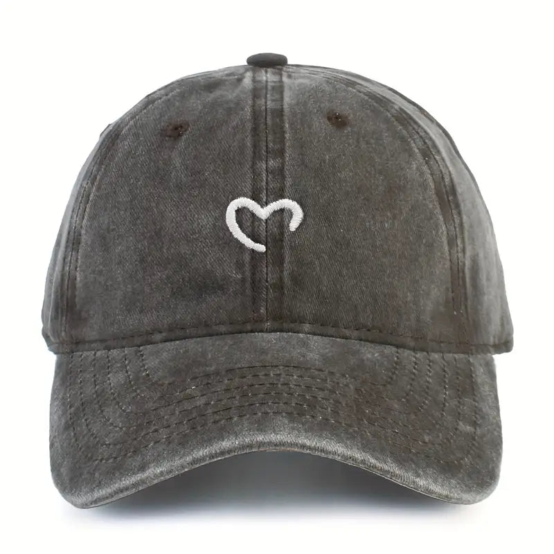 Casquette femme ajustable confortable, style minimaliste avec cœur brodé. Idéale pour un usage quotidien.