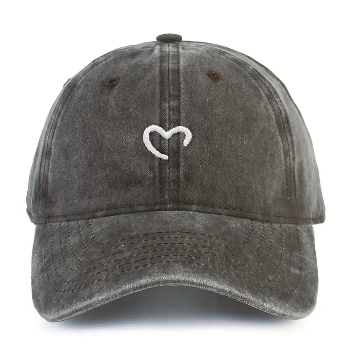 Casquette femme ajustable confortable, style minimaliste avec cœur brodé. Idéale pour un usage quotidien.