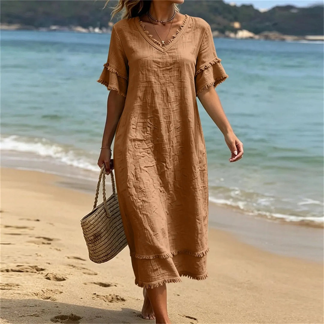 Polyvalente robe femme bohème fluide à col V et franges. Parfaite pour un look chic ou casual durant l'été/printemps.