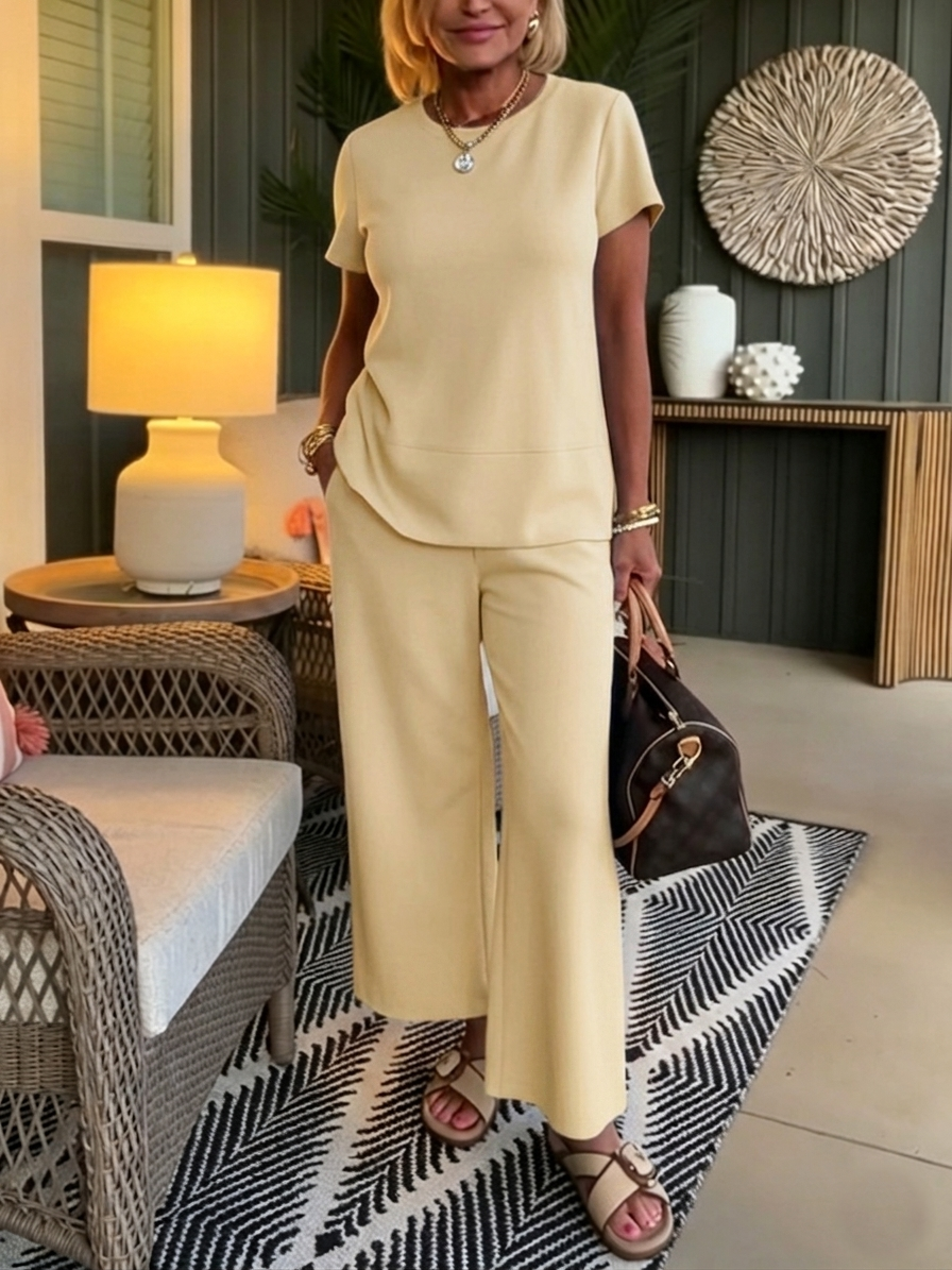 Ensemble femme deux pièces fluide et élégant en coton polyester, haut manches courtes et pantalon large, coupe minimaliste.
