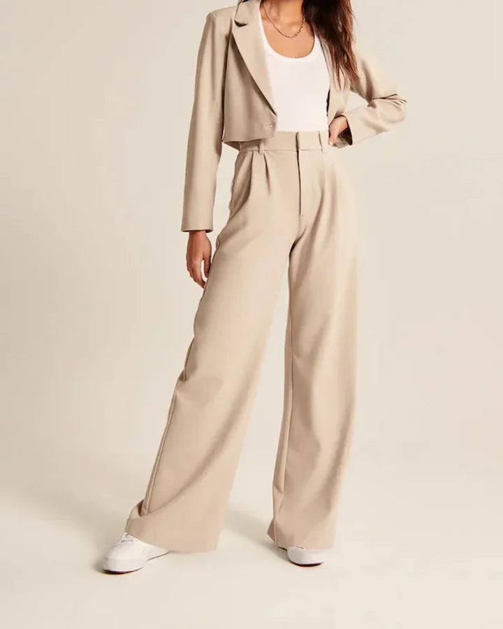 Pantalon habillé noir femme, coupe jambe large et taille haute, parfait pour look professionnel élégant ou soirée automne.