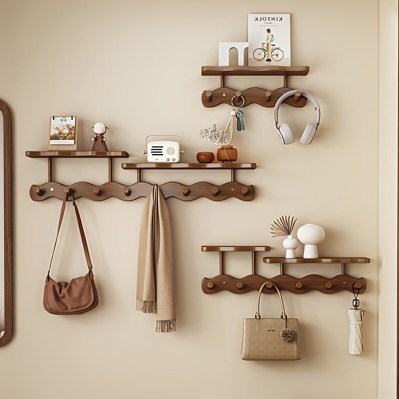 Organisateur d'entrée décoratif : porte-manteau mural en bois avec étagère flottante, pour un hall rangé.