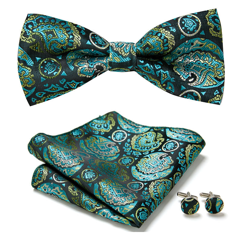 Accessoires homme pour mariage : nœud papillon, pochette, boutons de manchette élégants.
