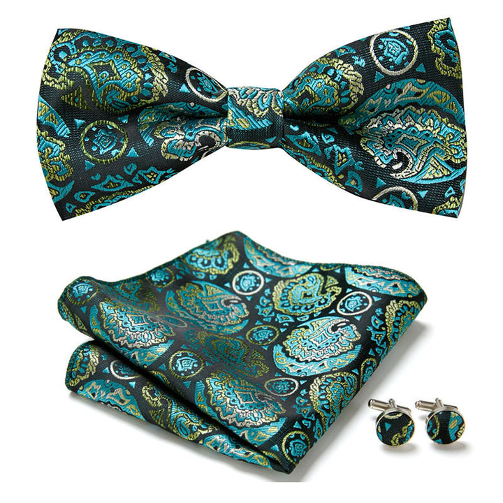 Accessoires homme pour mariage : nœud papillon, pochette, boutons de manchette élégants.