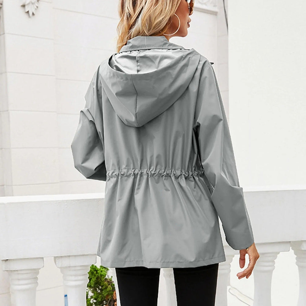 Veste femme imperméable et stylée, offrant protection contre la pluie pour activités extérieures urbaines.