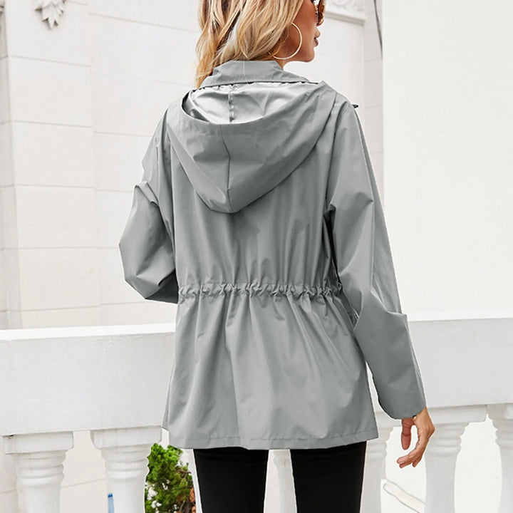 Veste femme imperméable et stylée, offrant protection contre la pluie pour activités extérieures urbaines.