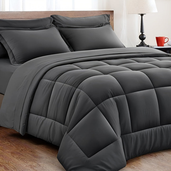 Literie confortable : couette toutes saisons en microfibre, respirante pour des nuits douces.