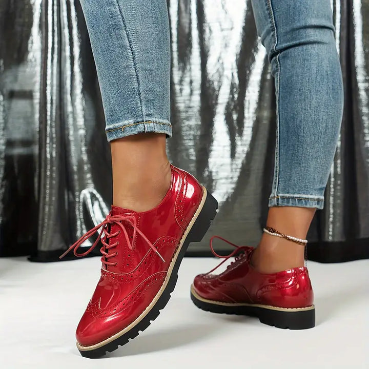 Chaussures femme vernies Lucienne à lacets, élégantes et formelles. Parfaites pour le bureau ou une soirée chic.