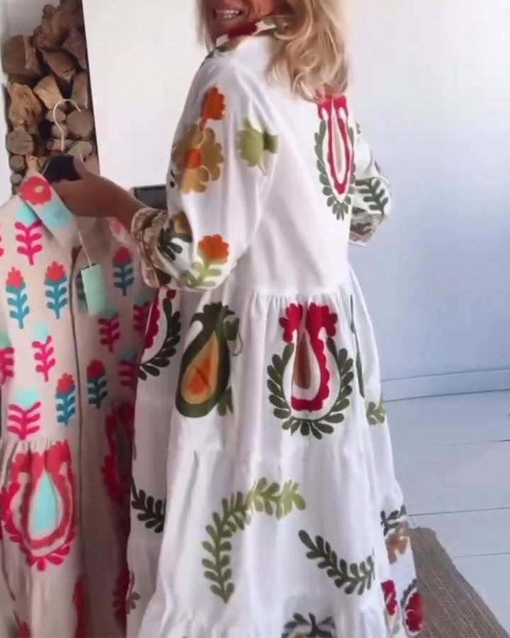 Mode printemps-été: robe midi fleurie avec col revers, tissu fluide, féminine et légère.