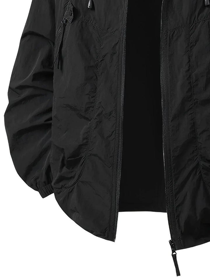 Veste de randonnée légère à capuche, coupe-vent, pour aventures en plein air.