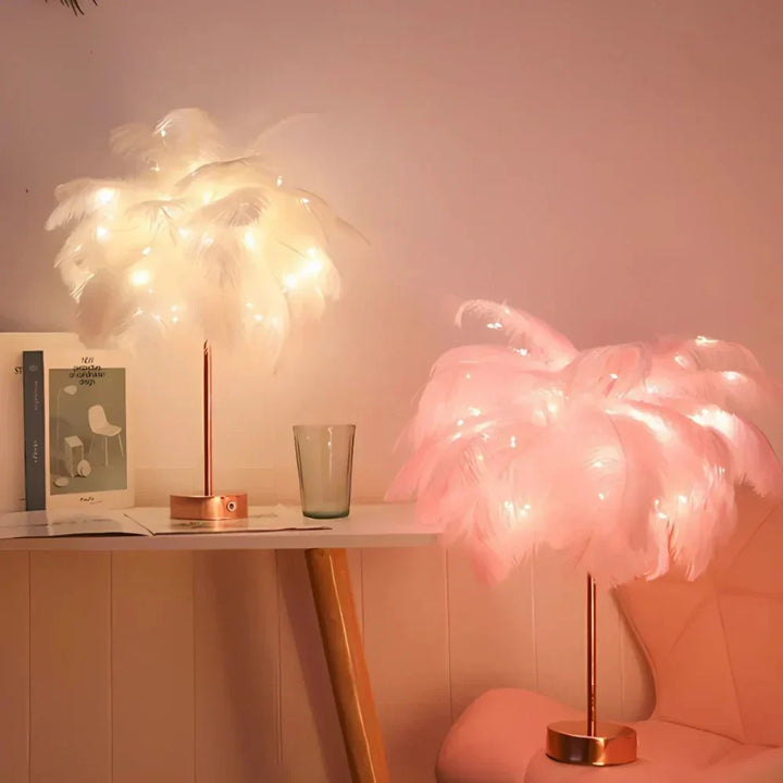 Éclairage d'ambiance avec lampe plumes d'autruche, design unique pour intérieur moderne et sophistiqué.