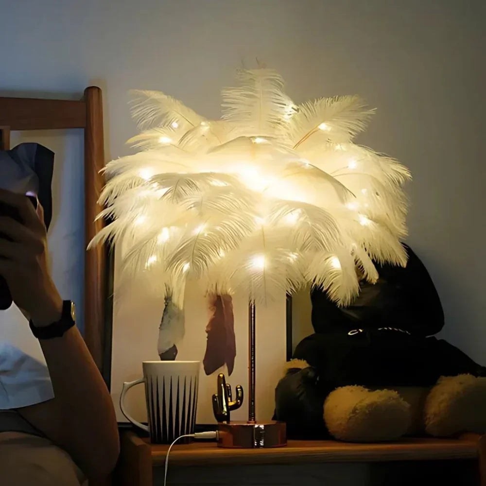 Luminaire décoratif plumes blanches d'autruche, idéal pour chambre ou bureau, ambiance sophistiquée.