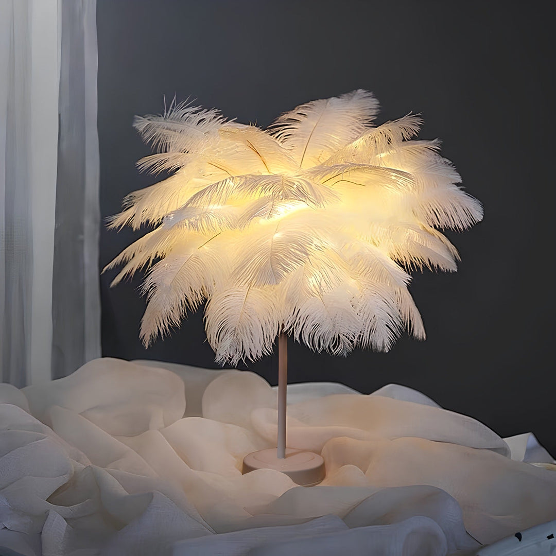 Lampe à poser plumes d'autruche, pièce maîtresse décorative pour salon ou chambre à coucher luxueuse.