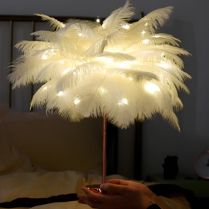 Décoration lumineuse à plumes d'autruche, apporte une touche luxueuse et design à l'intérieur moderne.