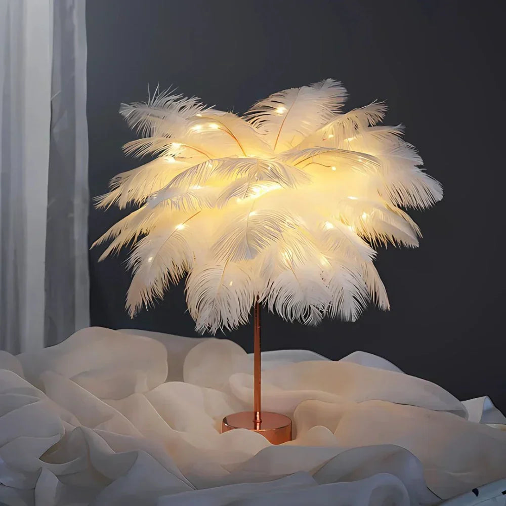 Lampe de chevet design à plumes d'autruche, crée une ambiance chaleureuse et cosy dans la chambre.