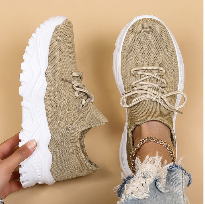 Baskets orthopédiques élégantes pour femmes, offrant un confort exceptionnel et un soutien adapté toute la journée.