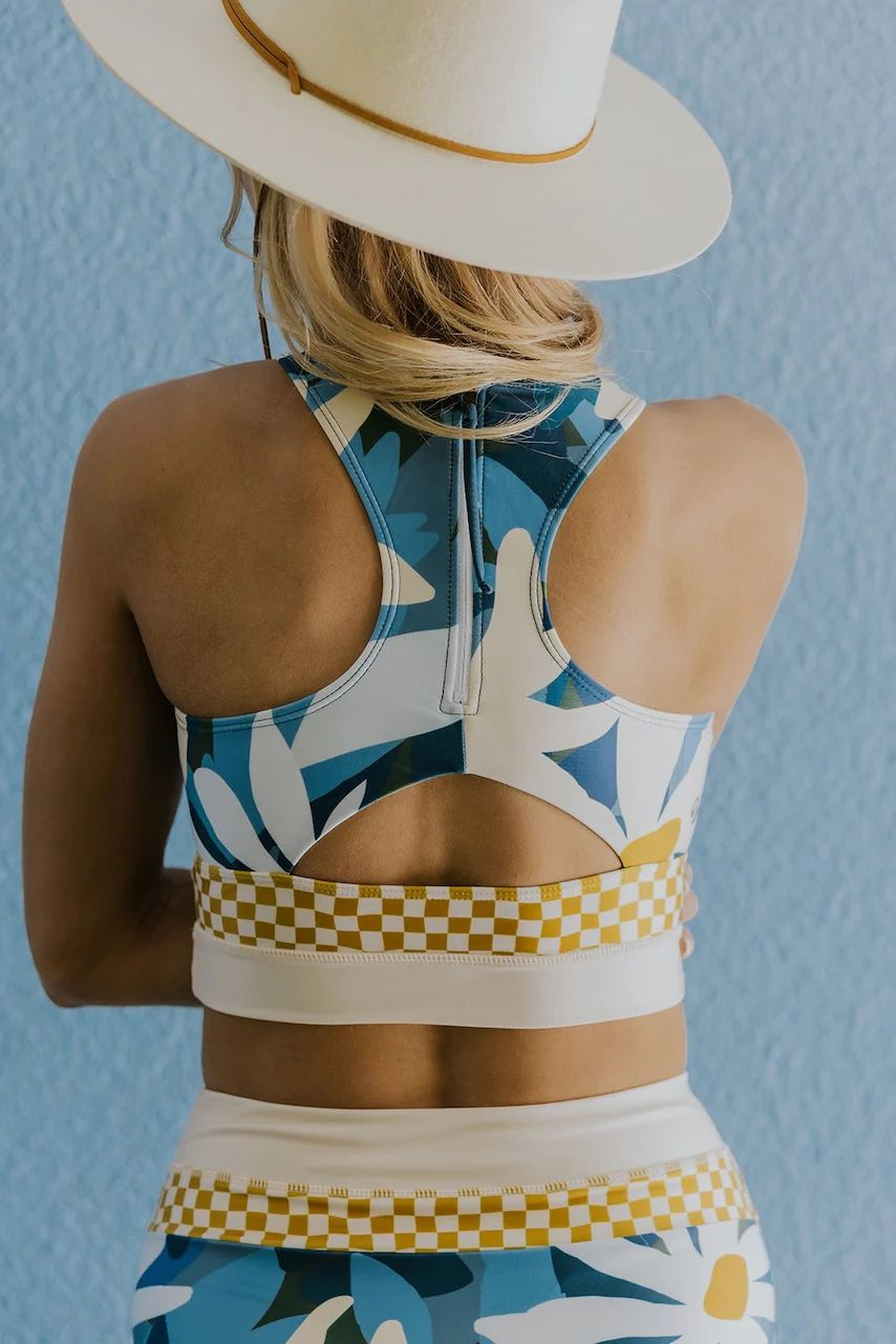 Maillot de bain deux pièces floral chic pour femme, taille haute, style sportif été.