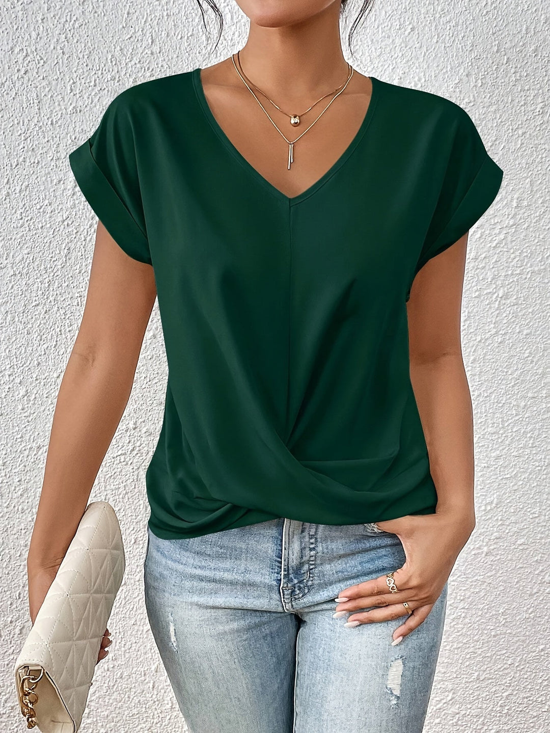 Blouse femme élégante à col V, coupe courte et manches courtes, style polyvalent pour le bureau ou casual.