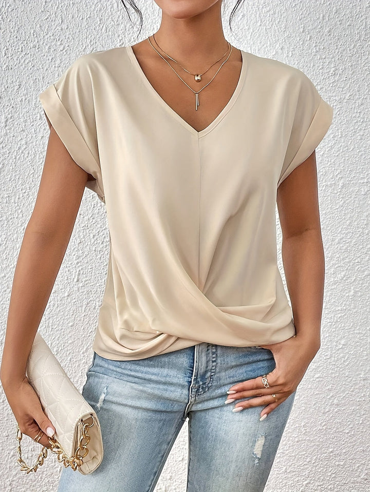 Blouse femme à col V profond, manches courtes, détail croisé. Un style chic et moderne pour toutes occasions.
