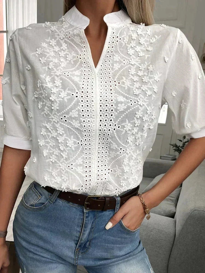 Chemisier élégant femme blanc avec délicates broderies florales et anglaises. Style chic décontracté.