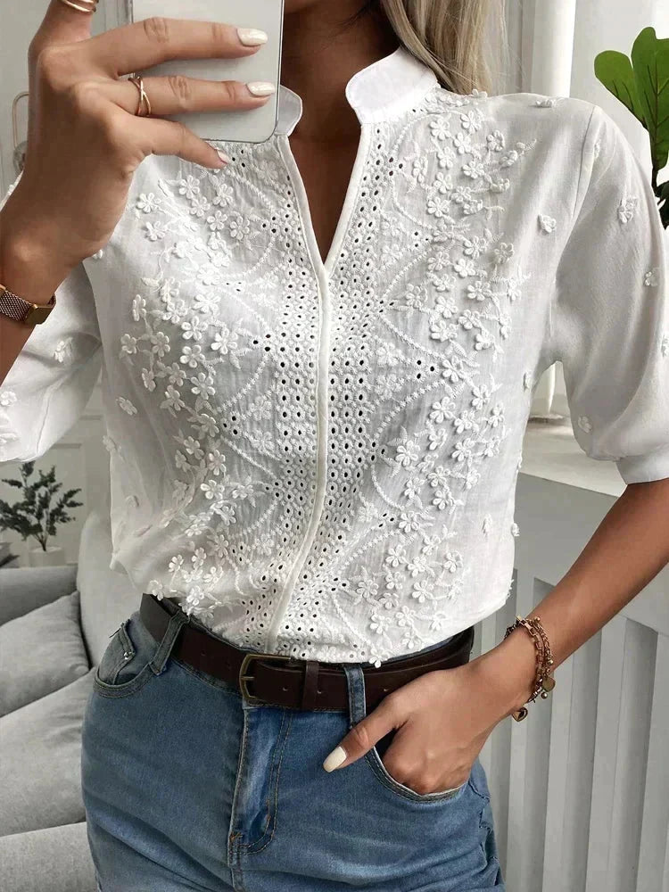 Blouse femme brodée florale et anglaise, col montant. Parfait pour un look féminin et raffiné.