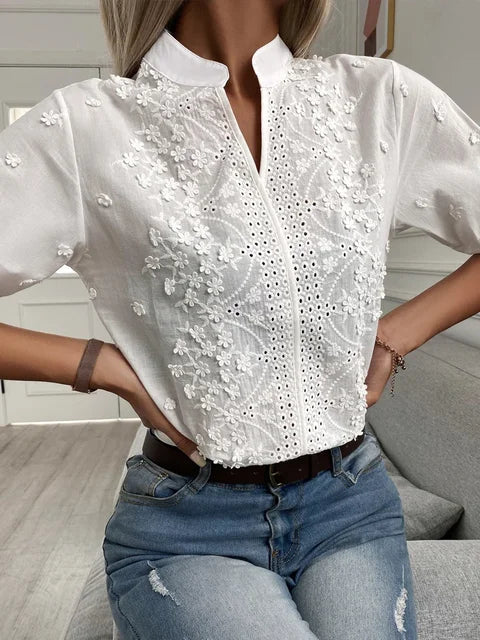Blouse femme chic décontracté, broderie florale/anglaise. Col montant, manches courtes. Mode féminine.