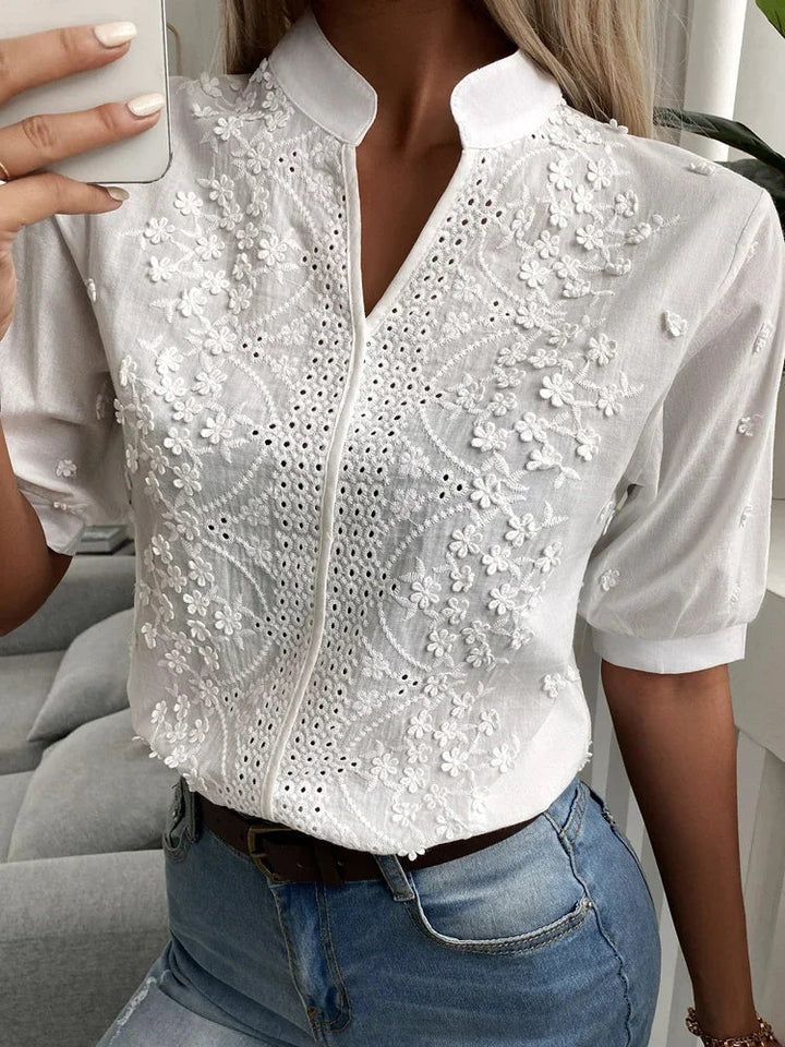 Chemisier blanc femme élégant, orné de broderies florales et anglaises. Style romantique et moderne.