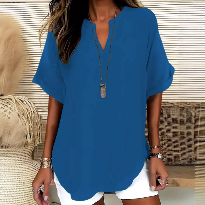 Blouse fluide élégante pour femme, col V, manches courtes. Tissu léger pour un look chic et confortable.