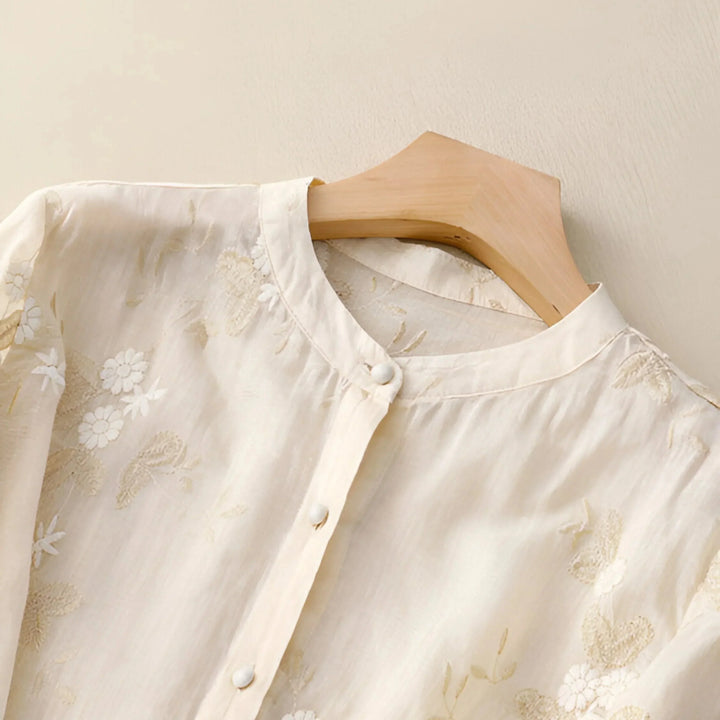 Blouse femme fluide à motif floral brodé, col rond. Pour un look estival et élégant.