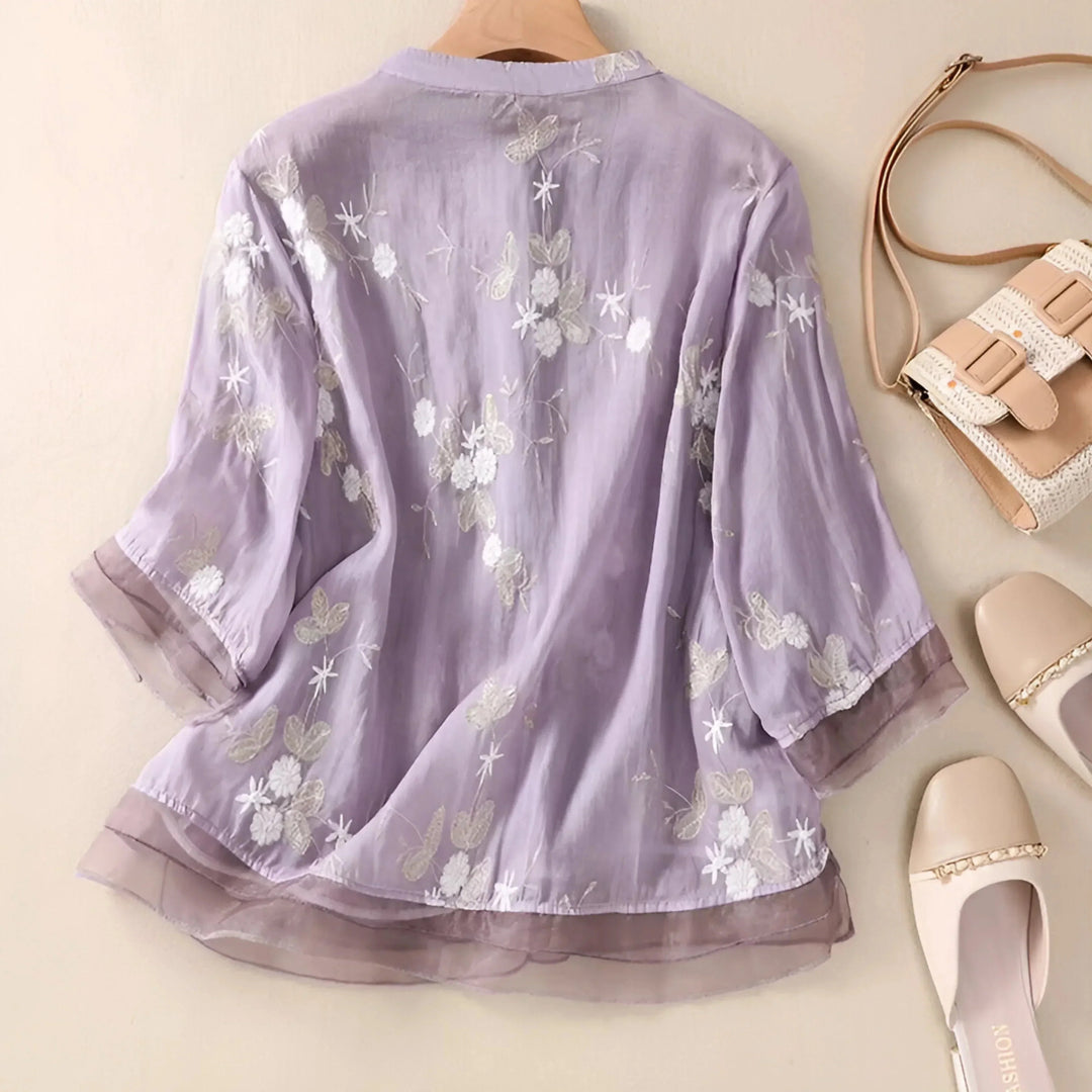 Blouse chic femme, broderie florale détaillée, manches 3/4. Pour un style bohème.
