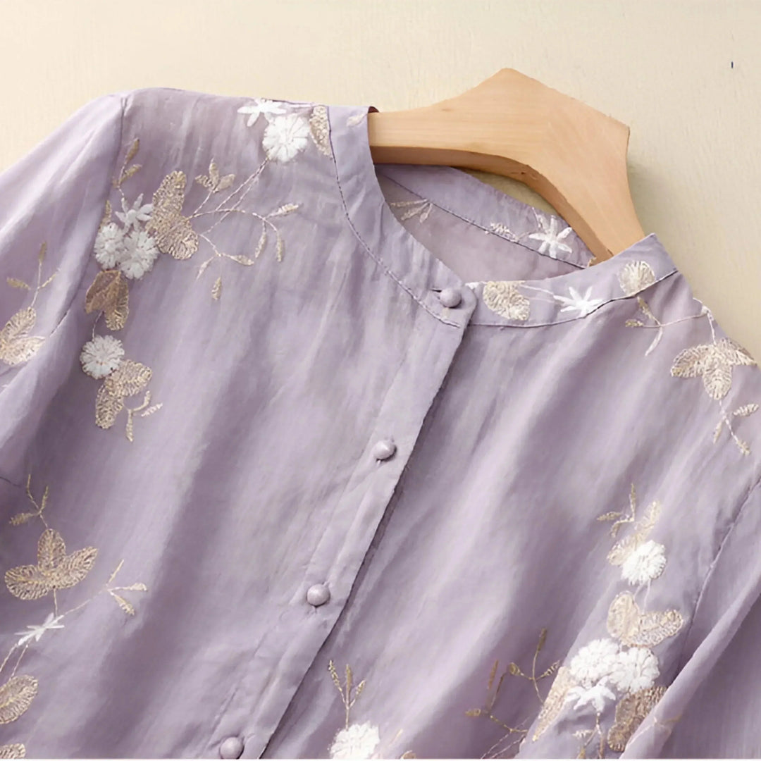 Blouse décontractée femme fluide, broderie florale raffinée. Confort et élégance assurés.