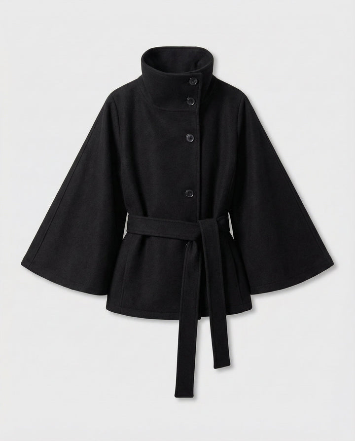 Mode hiver: Cape femme courte col montant, ceinture ajustée, vêtement chic pour un look sophistiqué.