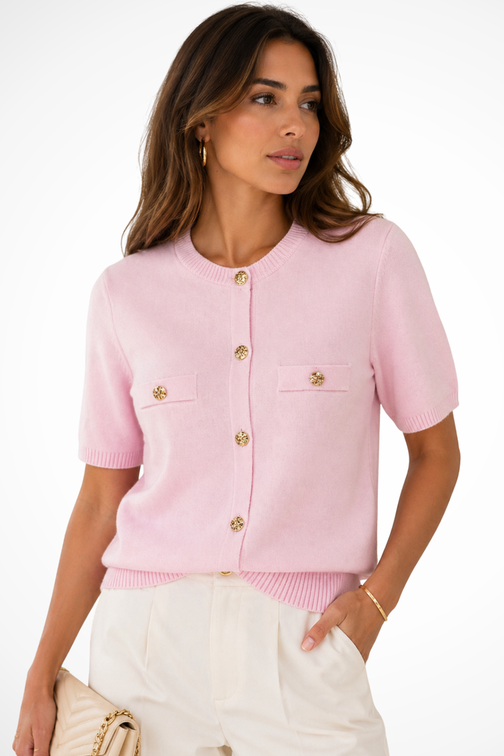 Cardigan chic femme à manches courtes et boutons dorés, idéal pour une tenue décontractée et stylée.