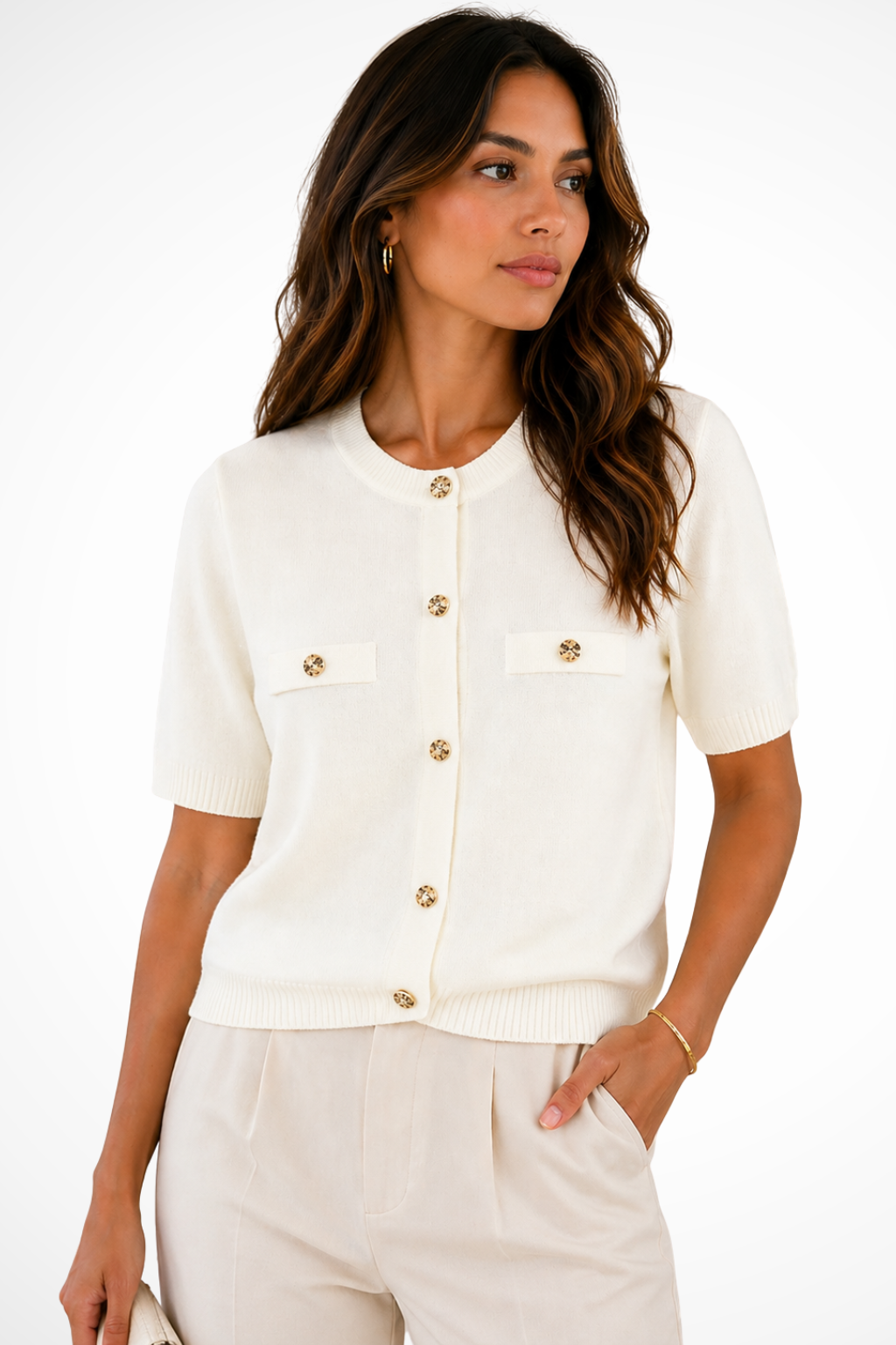 Cardigan femme estival avec poches, col rond et boutons dorés. Un essentiel mode féminine élégant et polyvalent.