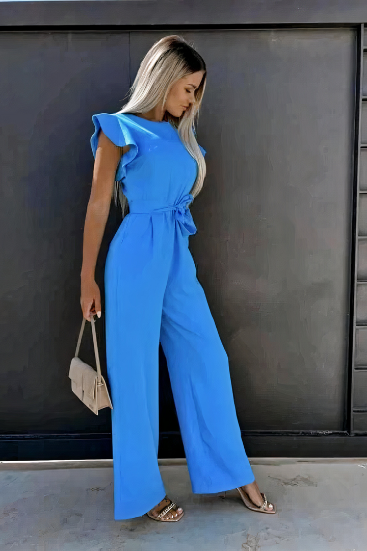 Jumpsuit femme sans manches, col rond, avec volants délicats et ceinture nouée, coupe jambes larges fluide.