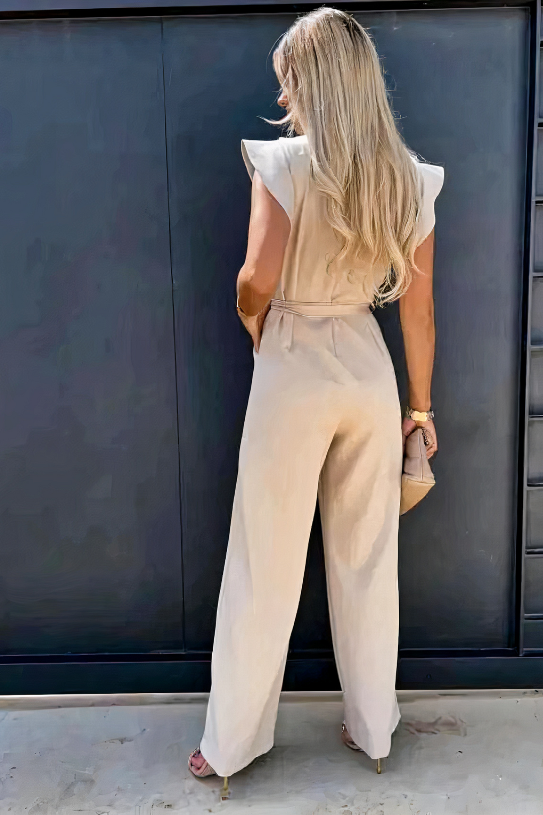 Jumpsuit femme confortable et stylée, avec volants, jambes larges, ceinture pour sublimer la silhouette féminine.