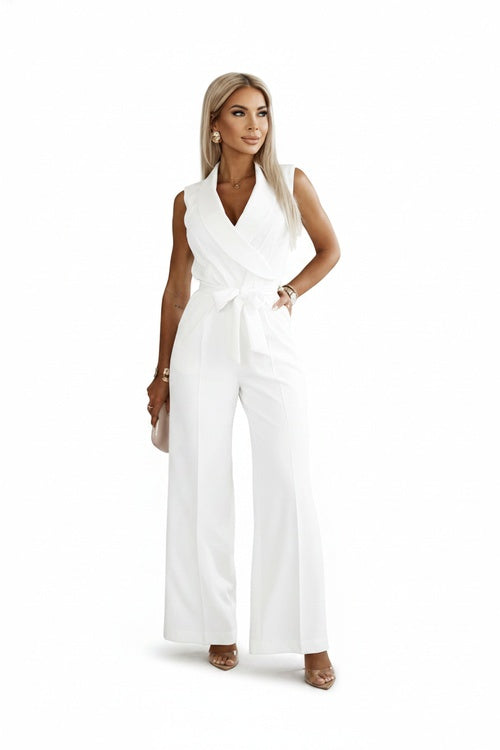 Combinaison femme élégante col blazer, jambes larges, avec ceinture. Parfaite pour le bureau ou une soirée chic.